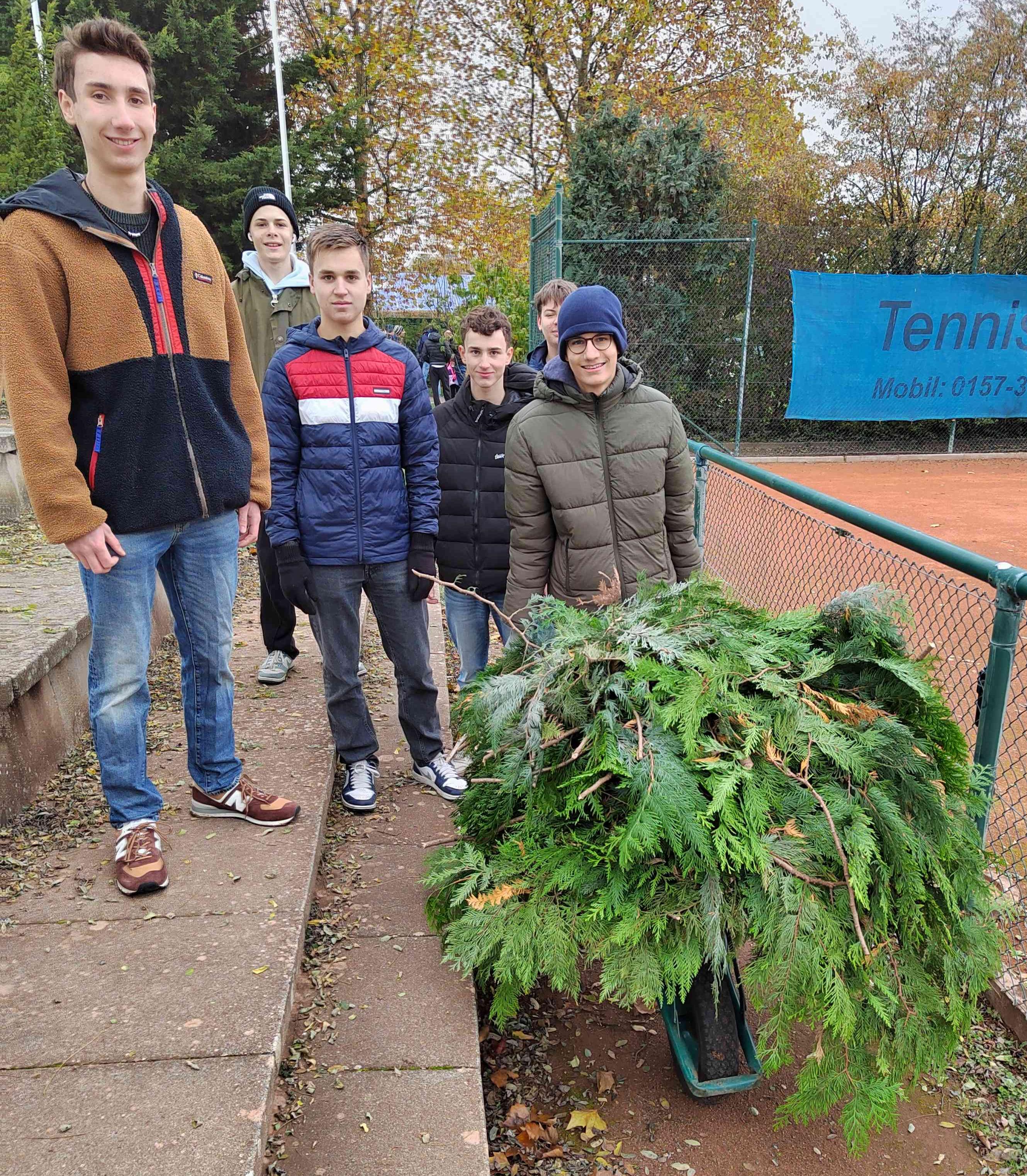 Mit vielen Helfern war die Herbstaktion beim TCBW schnell erledigt